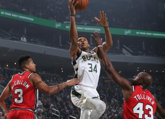  字母哥暴扣统治攻防两端，雄鹿豪取十连胜登顶东部