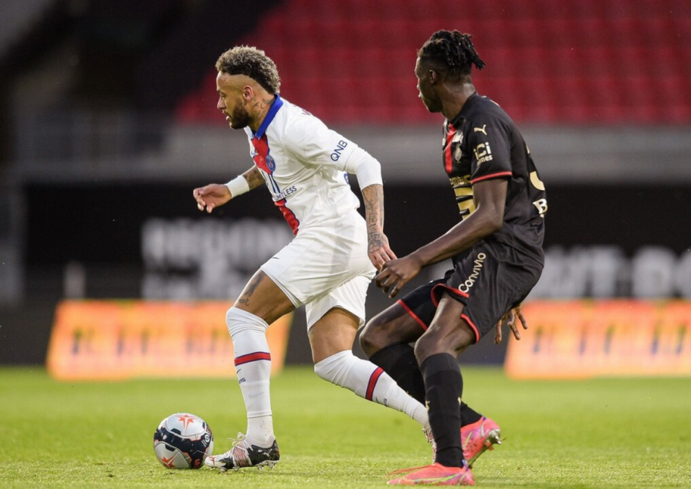 问鼎娱乐官网官方- 法甲引入半自动越位技术，首轮试运行获裁判好评  